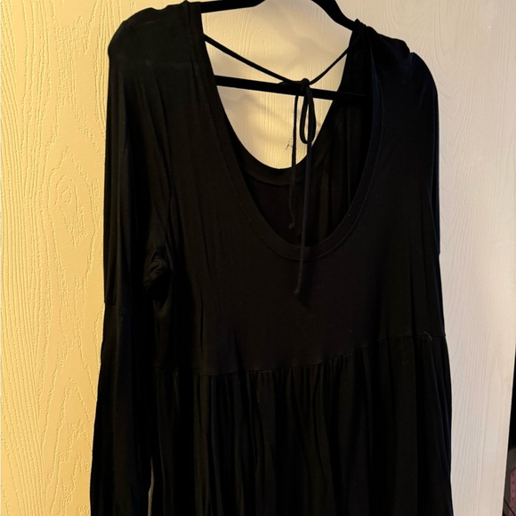 Elegant Black Lace Sleeve Top - Picture 6 of 9